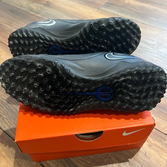 { nike} Kids' JR Legend 10 Club Turf Soccer Cleats, 3.5y - Picture 4 of 5